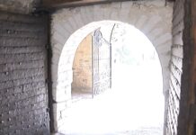 Братя майстори ковачи от Банско възстановиха 400-годишната порта на Бачковския манастир