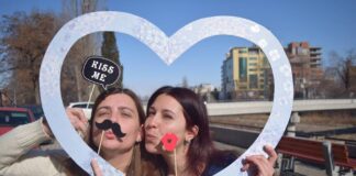 Улично фото „Кажи, че обичаш“ и най-голямата светивалентинска снимка за асеновградчани на 14 февруари