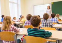 Как най-малките ученици приемат връщането си в класните стаи