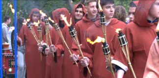 СУ „Свети свети Кирил и Методий“ отпразнува 137 години с факелно шествие
