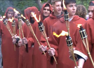 СУ „Свети свети Кирил и Методий“ отпразнува 137 години с факелно шествие