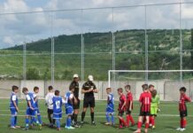 Доброволци изграждат игрище по мини футбол в с. Тополово