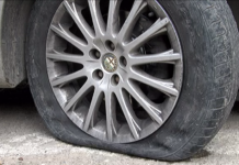 Дупка в асфалта на главна улица в Асеновград спука гума на автомобил