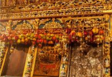 Започна обкичването на иконите на света Богородица в асеновградските църкви с ябълки