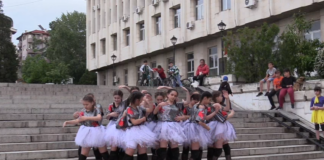 Концерт-спектакъл „За мирна Европа” представиха денс- формация „Косара”