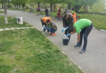Ученици чистиха градските паркове днес