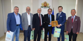 Кметът д-р Караиванов посрещна делегациите от побратимени на Асеновград градове