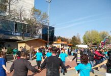 Десетки асеновградчани и гости на града се хванаха на хоро, за да подкрепят 4-годишната Ева