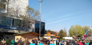 Десетки асеновградчани и гости на града се хванаха на хоро, за да подкрепят 4-годишната Ева