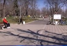 Обмислят отварянето на парковете за майки с деца