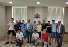 Шампиони от ФК „Асеновец 2005“ – Асеновград подариха купата си на кмета на града