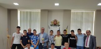 Шампиони от ФК „Асеновец 2005“ – Асеновград подариха купата си на кмета на града