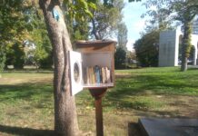 Двама доброволци почистиха и поставиха 25 книги в една от къщичките за книги в Асеновград