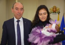 Връчиха подарък на първото родено бебе в града за годината