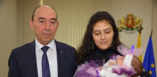 Връчиха подарък на първото родено бебе в града за годината