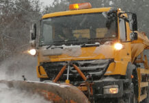 300 снегопочистващи машини обработват пътищата