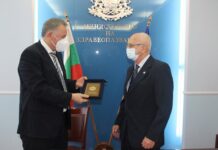 Наградиха с Почетен плакет съдов хирург