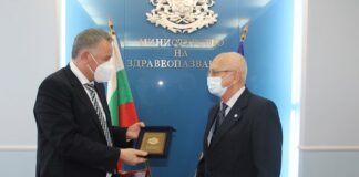 Наградиха с Почетен плакет съдов хирург