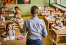 По-високи заплати за учителите от април