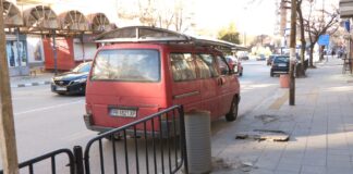 Демонтираха спирковия навес на „Стария съвет“ в Асеновград