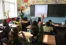 Подпомагат семействата на върнатите в системата на образованието деца