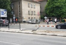 20-годишна с БМВ „отнесе” загражденията на бул. „България”, удари и друга кола