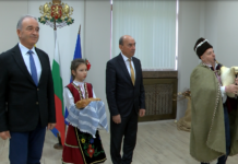 Коледари на гости при градоначалника