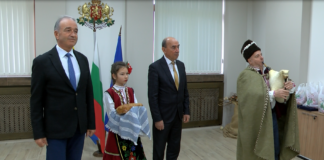 Коледари на гости при градоначалника