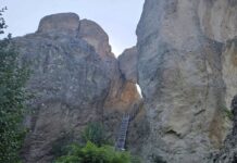 Улеснен и обезопасен е достъпът до скалния феномен „Караджов камък“