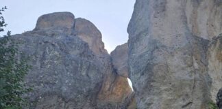 Улеснен и обезопасен е достъпът до скалния феномен „Караджов камък“