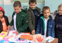 От дете за дете –първокласници подаряват картички на малката Есин
