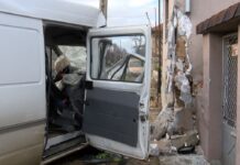 Бус се удари в къща в с. Червен