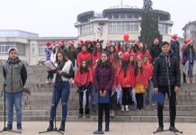 Ученици от СУ“Св.св. Кирил и Методий“ с коледен поздрав към асеновградчани