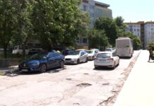 Ул. „Книжна фабрика“ – пътно платно с дупки и коловози, затрудняващи движението