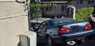 Лек автомобил се вряза в двор на къща в Долни Воден, има пострадали