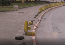 Бутнати колчета, забраняващи паркирането, преди моста на пазара