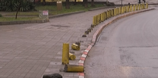 Бутнати колчета, забраняващи паркирането, преди моста на пазара