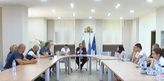 Първа среща между представители на протестиращите и кмета на града