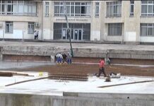 Временно затруднение на движението на автомобилния поток в центъра на Асеновград, наливат бетонна плоча на площада