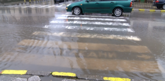 Заради запушена шахта – истинско море на пешеходна пътека в Асеновград