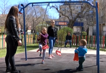 Ремонтират счупените детски площадки в общината