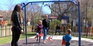 Ремонтират счупените детски площадки в общината