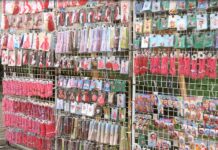 Поставиха първите щандове с мартеници в града