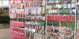 Поставиха първите щандове с мартеници в града