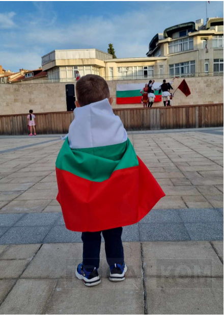 Маврудово хоро -Асеновград1-дете със знаме