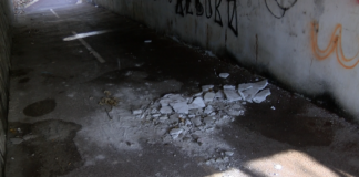 Падаща мазилка на подлеза до Новия пазар и напукана велоалея