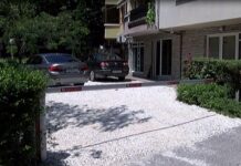 Незаконната бариера, поставена от частно лице пред общински имот в Асеновград, все още не е премахната