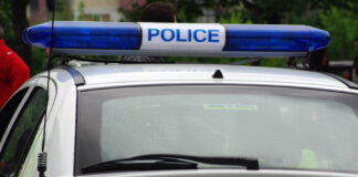 Задържаха шофьор, подхвърлил на полицаи 10 лв.