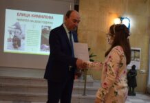 113 книги прочете през 2020 г. Елица Кимилова, четвъртокласничка в ОУ „Христо Ботев“ в Асеновград и стана „Читател на годината“