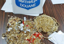Митнически служители откриха близо 1 кг контрабандни златни накити в тайник на камион